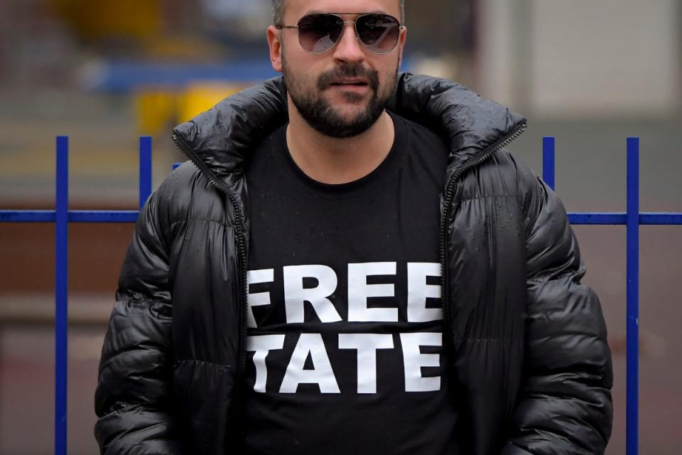 Un hombre frente al tribunal de apelación durante las audiencias de los hermanos Tate (AP)