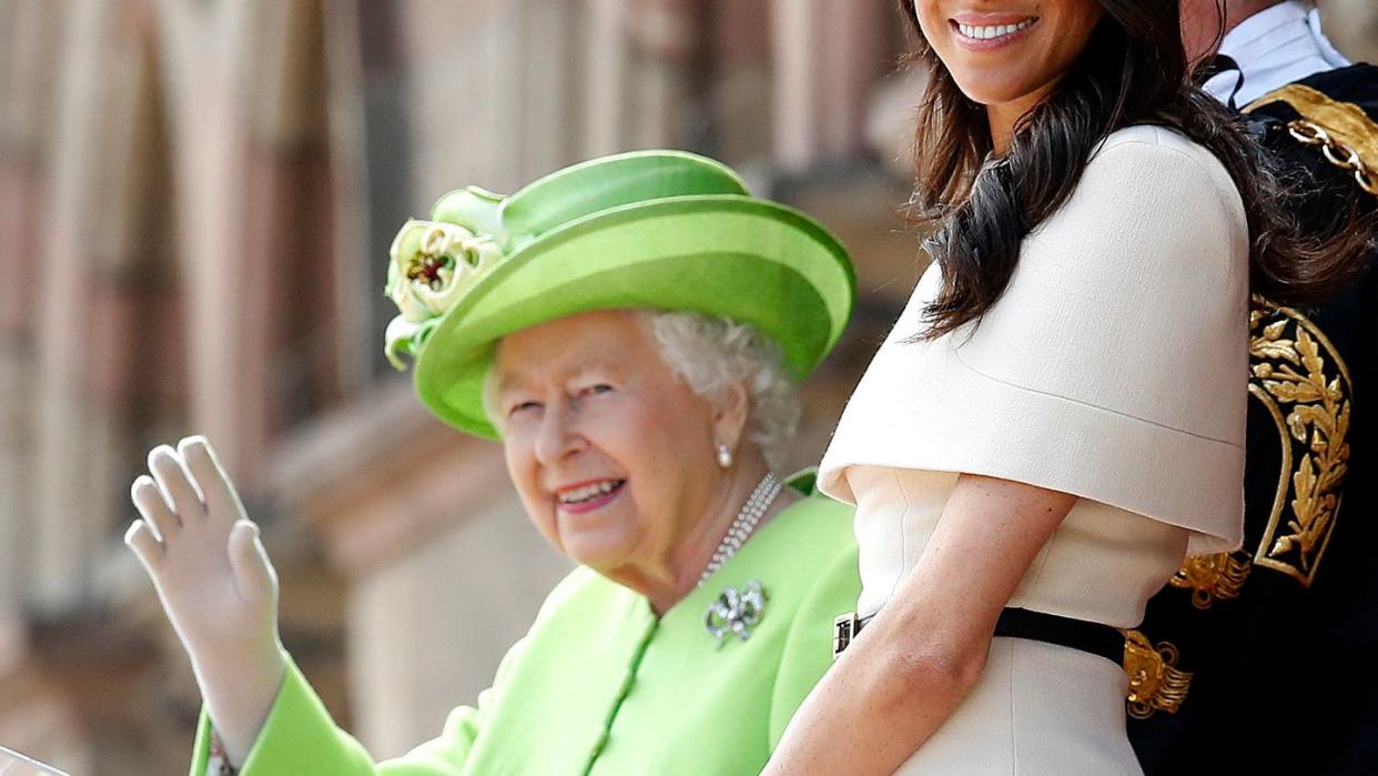 Königin Elizabeth II. und Herzogin Meghan 2018 in Chester.