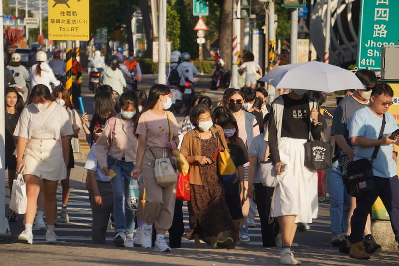 高雄地區高溫炎熱（2） 受西南風沉降影響，1日台灣各地天氣高溫炎熱，高 雄市前鎮區街頭民眾在午後灼人陽光下快步過馬路。 中央社記者董俊志攝  113年7月1日 