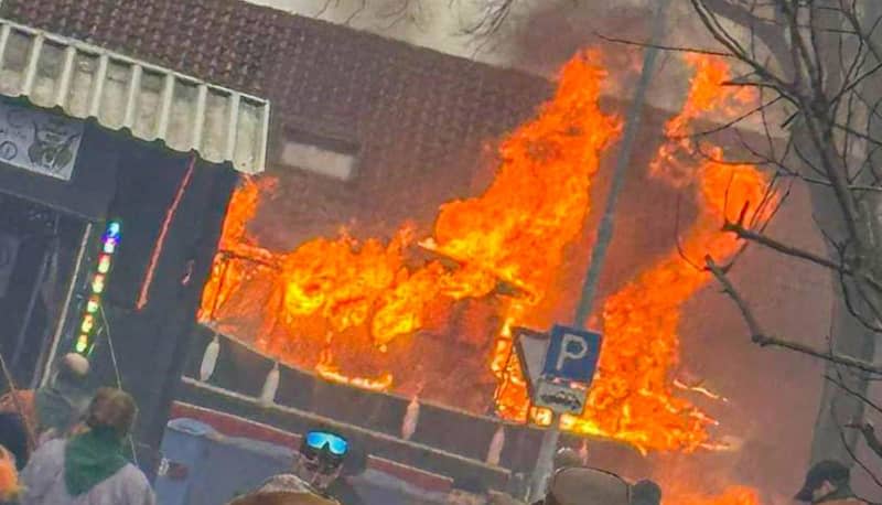 A carnival float is on fire on a street during a carnival parade in Kehl. At least five people were hurt, one of them seriously, when a Carnival float caught fire at a parade on 04 February in Kehl in south-western Germany, police said. (Best quality available) Marco Dürr/Einsatzreport24/dpa
