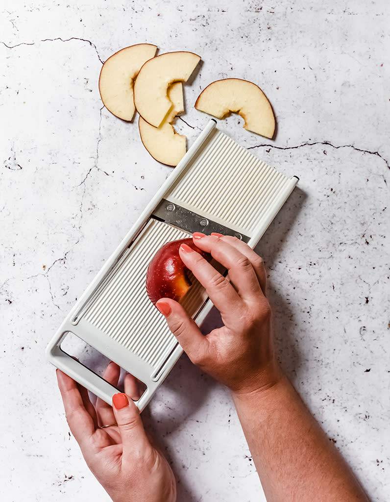 <p>Coupez la pomme en tranches pas trop épaisses à l’aide d’une mandoline.</p><br>