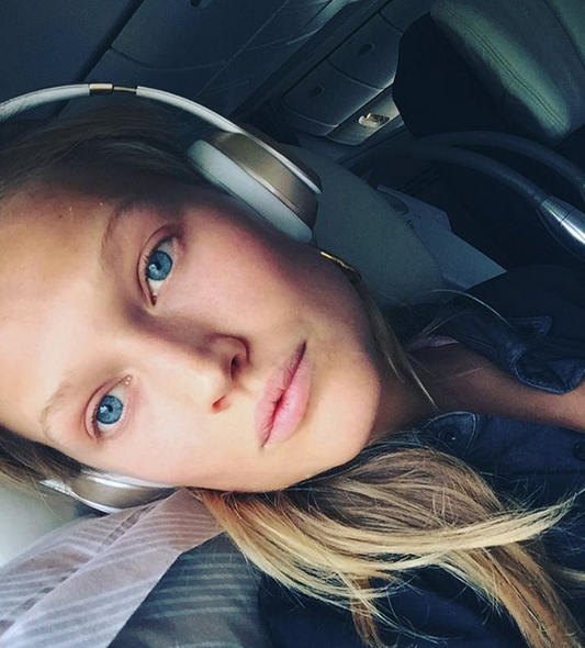 <p>Flugzeug-Selfie!!! So hübsch und ungeschminkt grüßt Toni Garrn ihre Instagram-Follower aus dem Flugzeug Richtung Griechenland. (Bild: Instagram.com/Toni Garrn)<br></p>