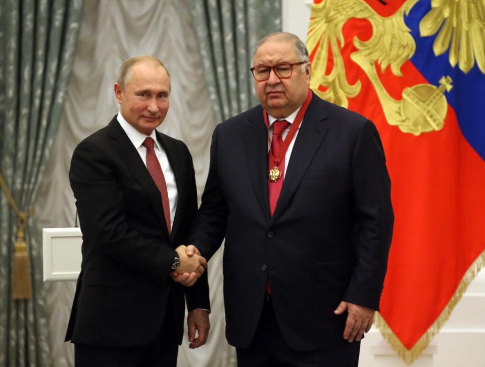 Archivbild – Der russische Präsident Wladimir Putin (links) mit dem Oligarchen Alisher Usmanow. - Copyright: State Awards Ceremony