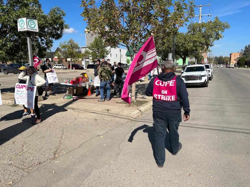 Canadian Union of Public Employees (CUPE) Local 882 members hit the picket line in Prince Albert Monday, after a deal could not be reached between the union and the City of Prince Albert over wage increases.