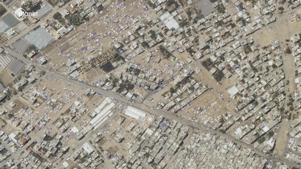 Esta imagen satelital tomada por Planet Labs PBC muestra un campamento evacuado en Rafah, Franja de Gaza, el 8 de mayo de 2024. (Planet Labs PBC vía AP)