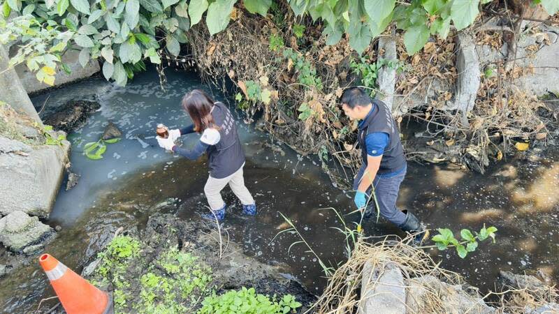 屏東縣萬丹大排遭染紅  環保局揪食品工廠污染 屏東縣環保局3日查獲萬丹鄉一間食品製造廠，因年 節趕工污染萬丹大排支流，將業者依違反水污染防治 法第30條告發，並要求立即改善。 （屏東縣環保局提供） 中央社記者張已亷傳真  113年2月3日 