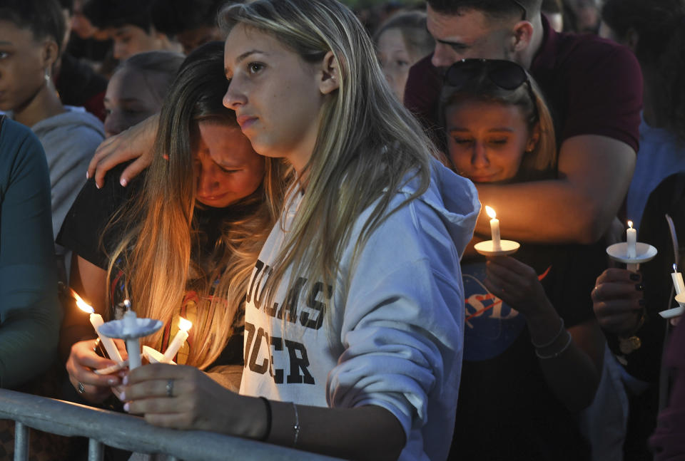 Familiares, amigos y compañeros de los asesinados en la escuela Stoneman Douglas High en Parkland, Florida, sufren su devastadora pérdida. Muchos de ellos exigen un mayor control de armas para prevenir nuevas tragedias. (AP)