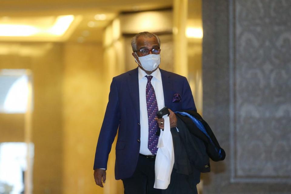 Lawyer Tan Sri Shafee Abdullah arrives at the Court of Appeal in Putrajaya April 13, 2021. — Picture by Yusof Mat Isa