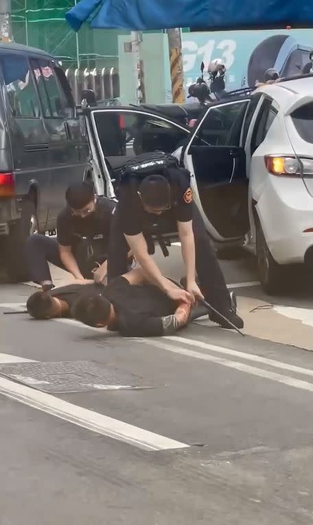 保安警察大隊第一中隊員警，一同將歹徒制伏。（圖／翻攝畫面）