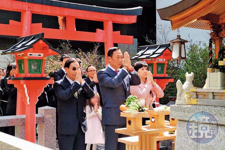 2016年郭台銘成功達成鴻夏戀時，帶著家人與重要幹部在大阪堺工廠的神社上香祈福，黃秋蓮與戴正吳隨侍在側。（讀者提供）