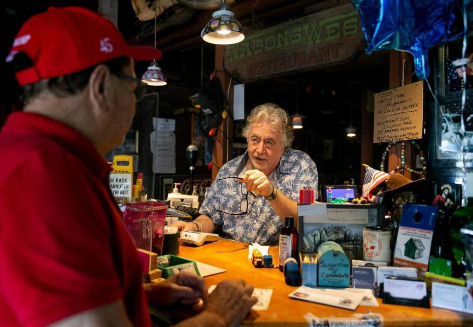 Walter 'Wally' Muench, propietario de Wagons West Restaurant, habla con un cliente dentro de su restaurante en Pinecrest, Florida, el viernes 1º de julio de 2022.