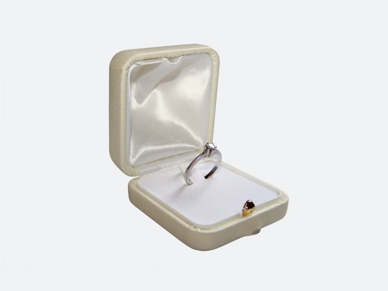 <b>Regalo di fidanzamento</b><br><br>Se si sta per fare una promessa o prendere un impegno, l’<b>anello</b> è il regalo adatto. E tocca all’uomo pensarci. Già, ma che tipo di anello? Se siete l’altra metà di una coppia giovane e che ancora non lavora, optate per l’<b>argento</b>. <br>Se fate parte di una coppia giovane ma che lavora, è ideale l’<b>oro bianco</b>. Nel caso la vostra fidanzata sia una donna matura preferite l’<b>oro giallo</b>. Pietra o no? Sicuramente sì, ma con le dovute distinzioni: zircone per i più giovani, brillante o perla per una donna che appartiene al ceto medio; se invece è facoltosa, farete un regalo appropriato se incastonate il vostro anello con un diamante.