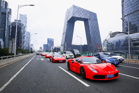 記地產集團近日在北京舉辦大型名車巡遊活動，由法拉利 LaFerrari、F12、Portofino 及林寶堅尼等名貴跑車組成的車隊，宣傳其豪宅項目「北京．御翠園」。