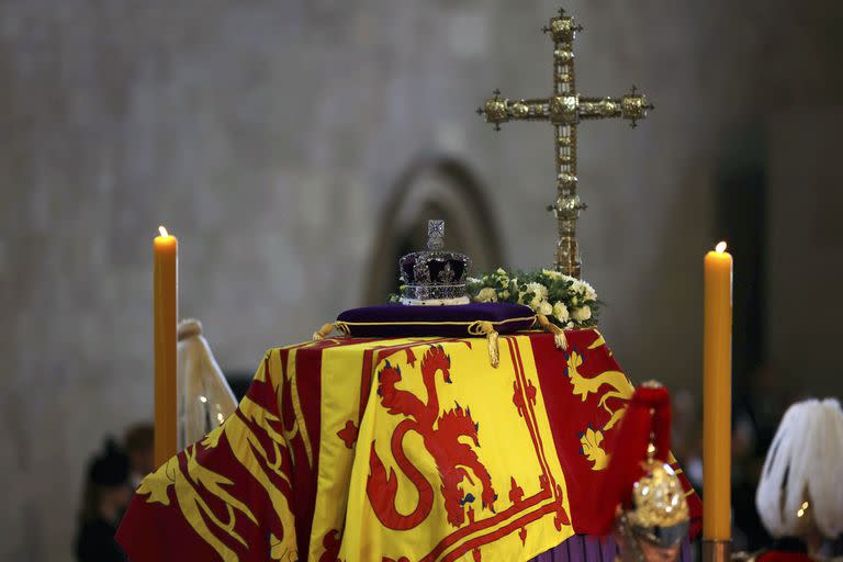 La corona del Estado Imperial se ve en el féretro que lleva a la reina Isabel II