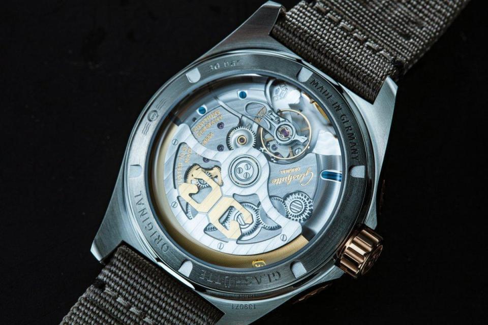格拉蘇蒂原創SeaQ潛水錶大日曆錶款，裝載36-13自動上鏈機芯，動力儲存為100小時。除此之外，錶殼防水規格提升到300米，並通過ISO 6425以及DIN 8306認證。