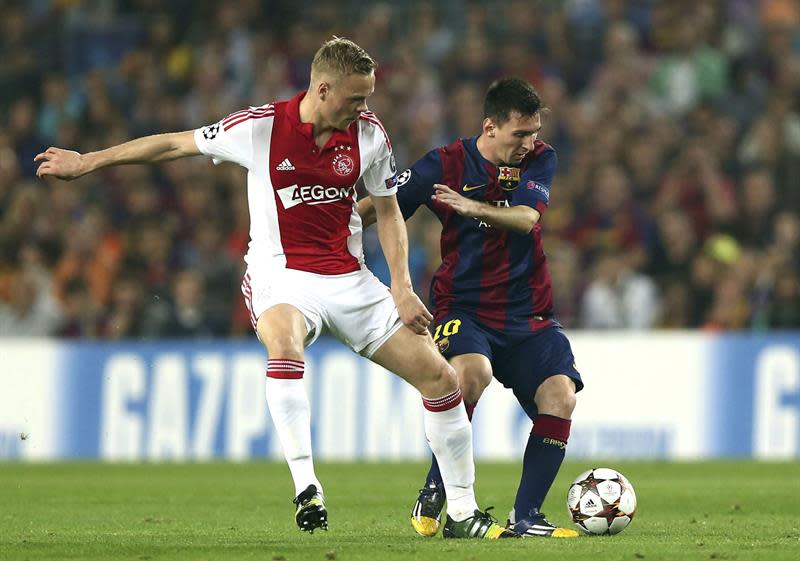 GRA504. BARCELONA, 21/10/2014.- El delantero argentino del FC Barcelona Lionel Messi (d) con el balón ante el centrocampista del Ájax de Amsterdam Davy Klaassen (i), durante el partido correspondiente a la tercera jornada de la Liga de Campeones, disputado hoy en el Camp Nou de Barcelona. EFE/Toni Albir