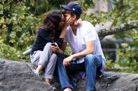 <b>Mila Kunis & Ashton Kutcher</b><br><br>Im Juli gingen sie bei einer Party in Los Angeles auf Tuchfühlung, nur wenige Wochen später folgte ein gemeinsamer Trip ins Urlaubsparadies Bali, im September knutschten sie sogar in aller Öffentlichkeit herum. Ganz offiziell bestätigt, dass sie verliebt sind, haben Ashton Kutcher (34) und Mila Kunis (29) aber eigentlich nie. Müssen sie aber auch gar nicht: Nicht nur für ihre Fans sind die beiden früheren Serien-Kollegen („Die wilden Siebziger“) längst zum Traumpaar KuKu verschmolzen. Und auch, wenn… (Bild: Splash)