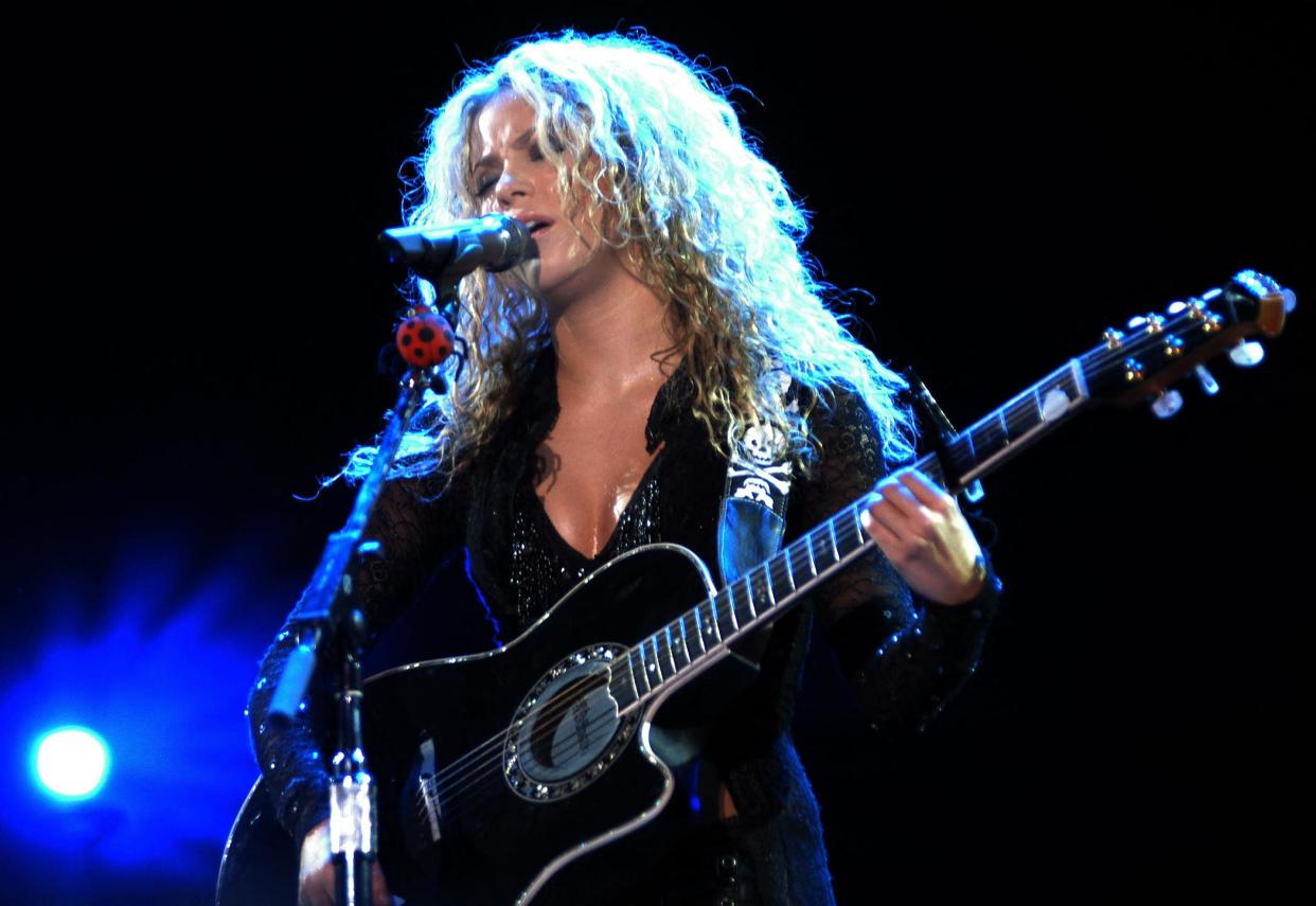 Shakira en una presentación en Argentina como parte de El Tour de la Mangosta en 2003. AFP PHOTO/Pablo CUARTEROLO (Photo by PABLO CUARTEROLO / AFP) (Photo by PABLO CUARTEROLO/AFP via Getty Images)