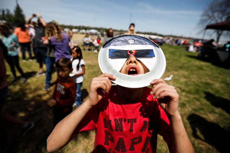 Oliver Cantwell aus Fair Grove, Missouri, beobachtet die Sonnenfinsternis in West Plains, Missouri, Montag, 8. April 2024. (Nathan Papes/Springfield News-Leader über Reuters Co)