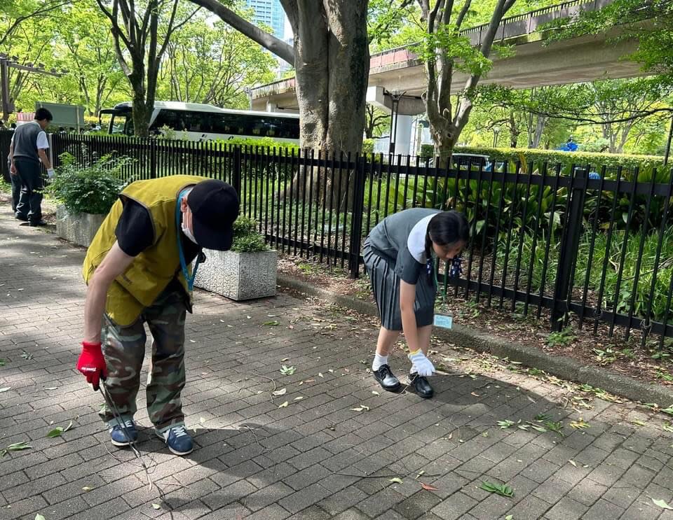 同學們與代代木公園街友一起清掃