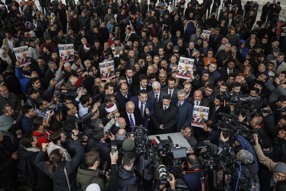 Miembros de la Asociación Prensa Turco-Árabe y amigos llevan fotos al asistir a una ceremonia de rezos funerales en ausencia por el periodista saudí Jamal Khashoggi, asesinado el mes pasado en el consulado de Arabia Saudí en Estambul, el viernes, 16 de noviembre del 2018. (AP Foto/Emrah Gurel)