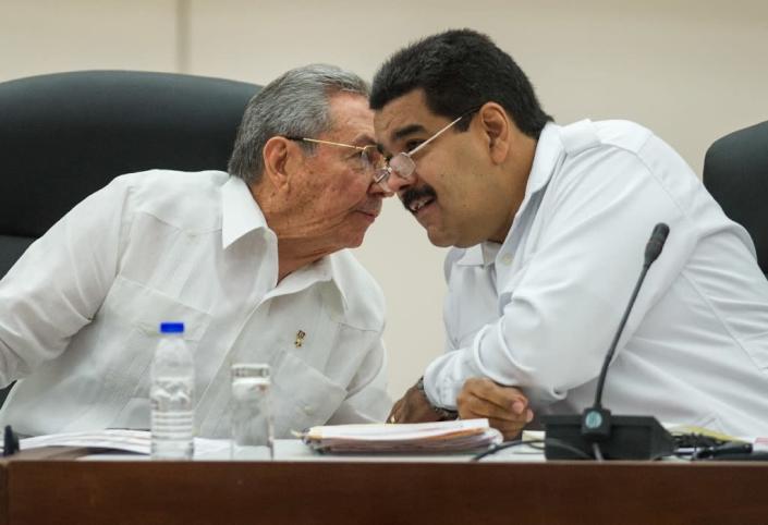 Cuban President Raul Castro (left) talks to his Venezuelan counterpart Nicolas Maduro during a 2014 regional summit in Havana (AFP Photo/Yamil Lage)