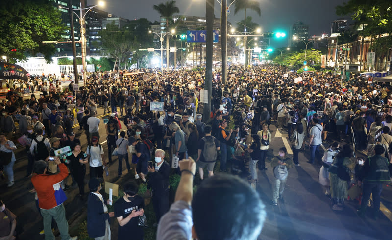 民進黨政策會執行長王義川日前在政論節目表示，可用手機訊號定位分析出在立法院外的群眾資訊，引發外界對電信業者洩漏個資的爭議。國內三大電信公司30日皆各自表態自清。（中央社資料照）