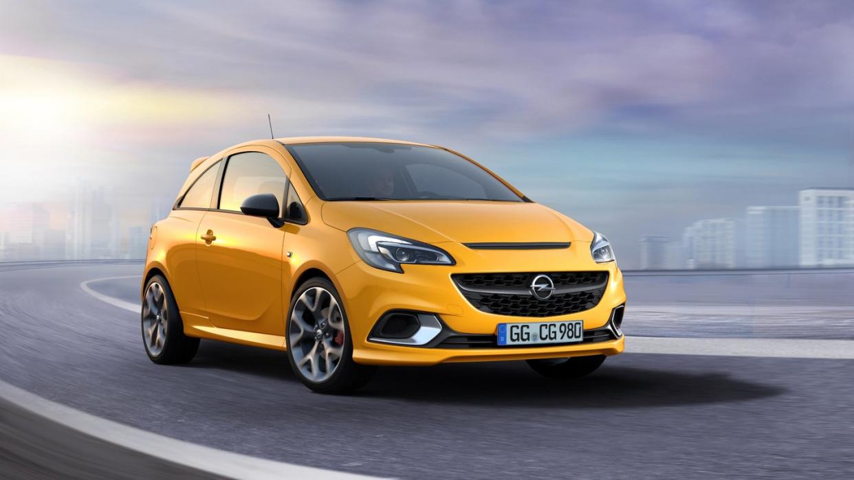 Opel bringt den Corsa als Sportmodell GSi mit Wabengrill, Heckspoiler und neu eingestelltem Fahrwerk. Foto: Opel