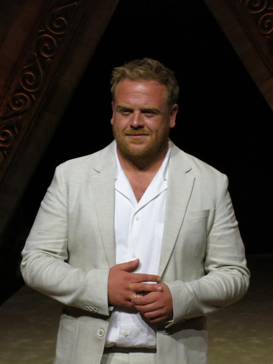 El actor Owain Arthur posa en la alfombra roja de "The Lord of the Rings: The Rings of Power" en la Ciudad de México el 17 de agosto de 2022. (Foto AP/Berenice Bautista)