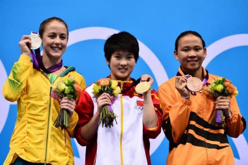 China's Chen Ruolin (C) poses with the gold medal flanked by silver medalist Australia's Brittany Broben (L) and bronze medalist Malaysia's Pamg Pandelela Rinong after the women's 10m platform final at the London 2012 Olympic Games