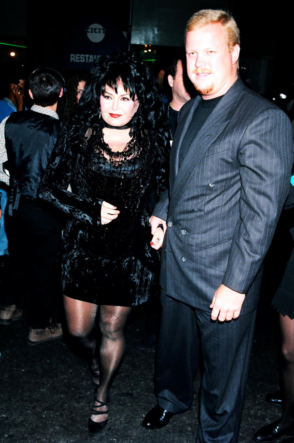 Roseanne Barr and Ben Thomas at the 1994 MTV VMAs. (Photo: Getty Images)