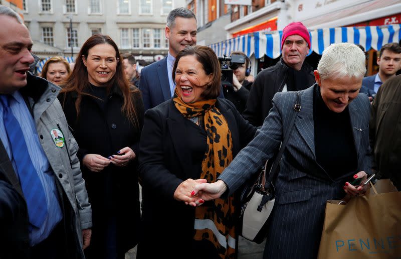 La líder del Sinn Fein, Mary Lou McDonald, ríe mientras hace campaña en Dublín, Irlanda, el 6 de febrero de 2020