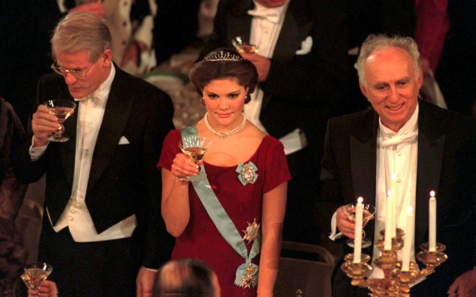 <p><span>Zu den Aufgaben des schwedischen Königshauses gehört unter anderem, den Nobelpreis-Zeremonien beizuwohnen. Prinzessin Victoria gab sich hier 1995 die Ehre, indem sie mit dem schwedischen Premierminister Ingvar Carlsson und dem Nobelpreisträger Martin L. Pearl dinierte.</span> </p>