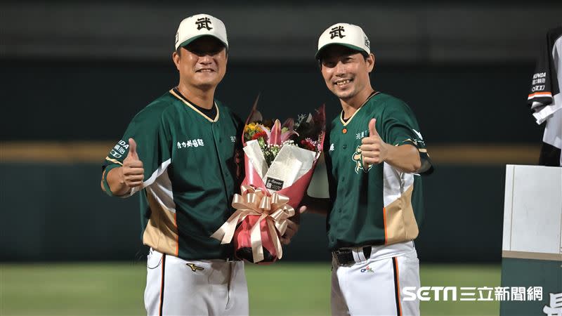 統一獅總教練林岳平在潘武雄引退儀式獻花。（圖／記者劉彥池攝影）