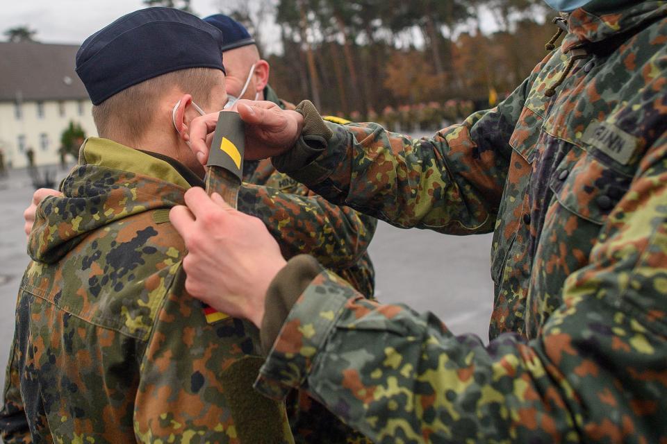 Ein Soldat vom Logistikbataillon 171 "Sachsen-Anhalt" wird auf dem Apellplatz der Clausewitz-Kaserne zum Koporal befördert. Der Soldat gehörte zu den ersten Bundeswehrangehörigen die zu Koporalen befördert wurden, da die Bundeswehr erst zum 01. Oktober 2021 den neuen Dienstgrad eingeführt hatte.