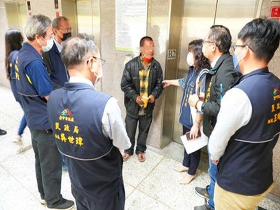 中市老屋倒塌3工人罹難，家屬今天現場招魂，民政局長前往慰問，允諾市府協助辦理後事。（圖：中市府提供）