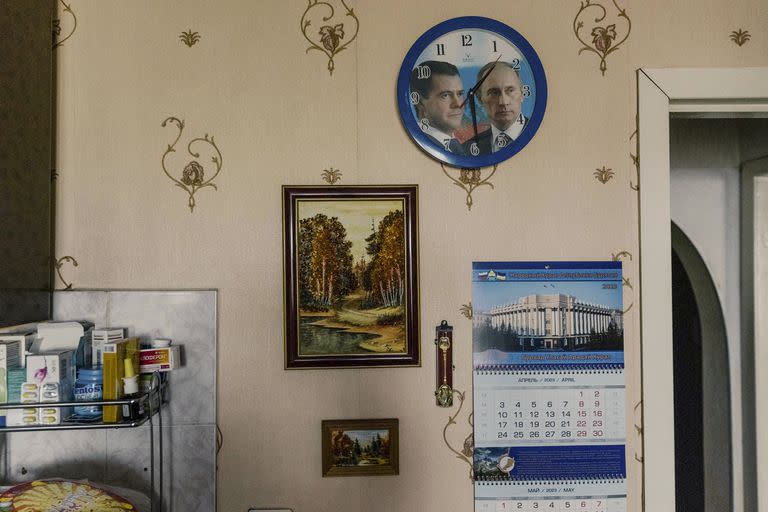 Un reloj colgado en casa de Yevgeny Vlasov, ingeniero eléctrico multado por criticar la guerra en las redes sociales, en Ulan-Ude, Rusia, el 28 de mayo de 2023. Vlasov quiere abandonar Rusia. 