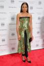 <p>Naomie Harris a quant à elle opté pour un style étonnant « robe sur pantalon », nous proposant une tenue scintillant comme de l'or pur. (<i>Photo par Getty Images</i>)</p>