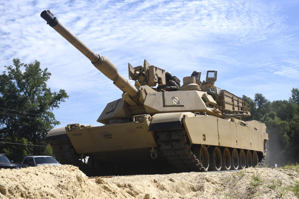 El tanque Abrams es una de las armas icónicas del ejército de EEUU y con su versión 3 cuenta ahora con mayor poder y propulsión, blindaje más fuerte, sistemas electrónicos mejorados y capacidad de disparar ‘municiones inteligentes’. (AP)