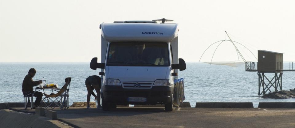 Cette vision d'un camping-car installé en front de mer à Pornic appartient bien au passé. Les municipalités interdisent cette mainmise sur le littoral qui pénalise les résidents. 
