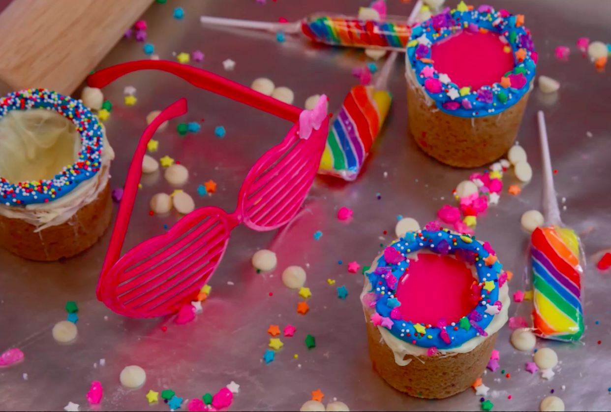 Oh snap, you need to try these ’90s cookie cup vodka shots because they’re ~all that~