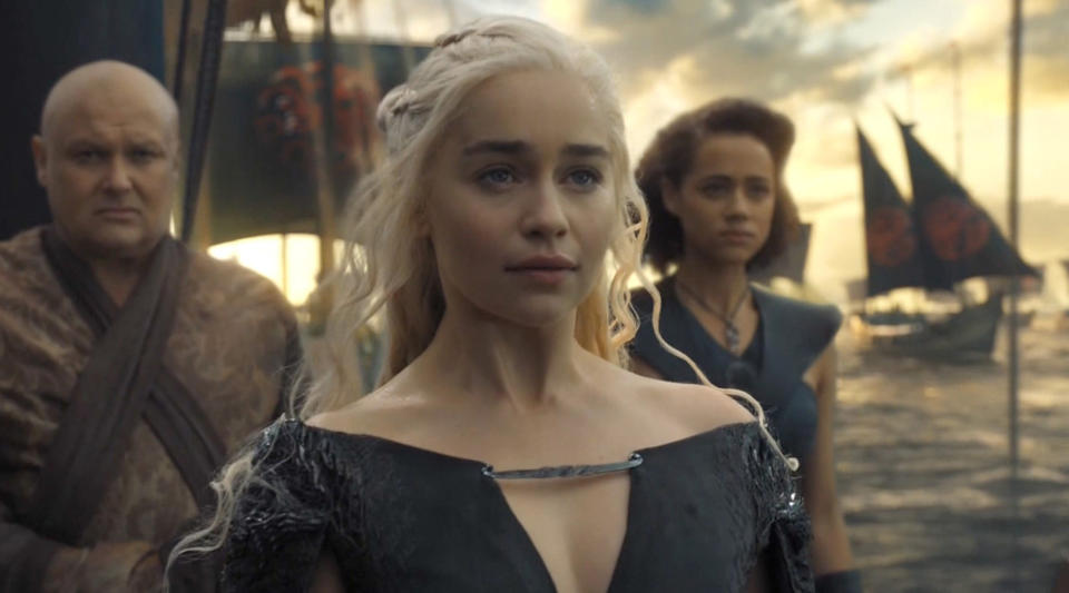 Emilia Clarke (Mitte) durfte keine ihrer blonden Daenerys-Perücken behalten, bekam über Umwege jedoch eine der schwarz-roten Targaryen-Flaggen (Beispiel im Hintergrund). (Bild: ddp images)