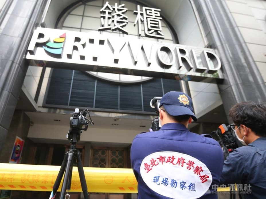 台北市錢櫃KTV林森店火警釀多人死傷。圖為檢警等相關人員4月27日前往現場勘驗採證。(資料照)