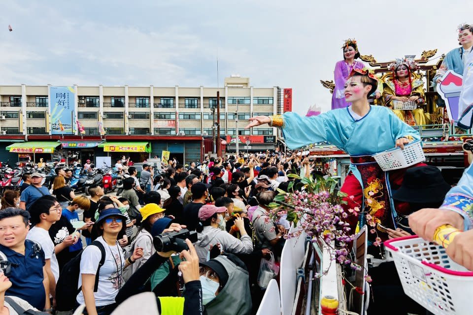 媽祖遶境第1天，分送糖果，就是分送媽祖祝福