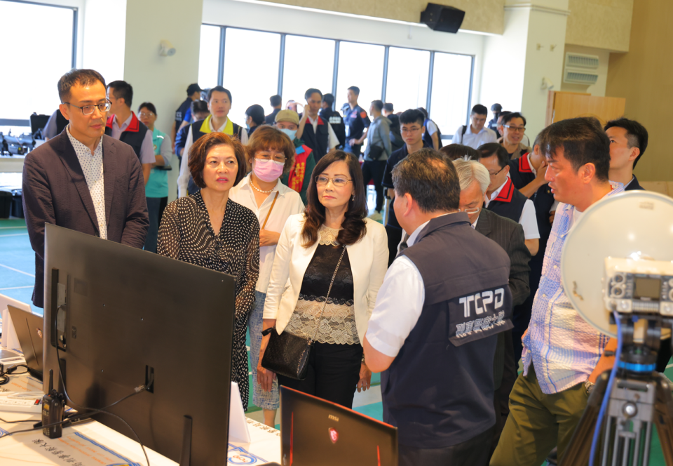 台北市議會警政衛生委員會昨至北市警察局參訪考察「數位科技戰情中心」。（翻攝畫面）