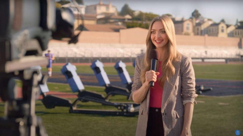 PHOTO: Amanda Seyfried appears in this screengrab from Walmart's Black Friday deals ad. (Walmart/YouTube)
