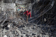 A man collects steel from a destroyed building in Mosul, Iraq April 17, 2017. REUTERS/Marko Djurica