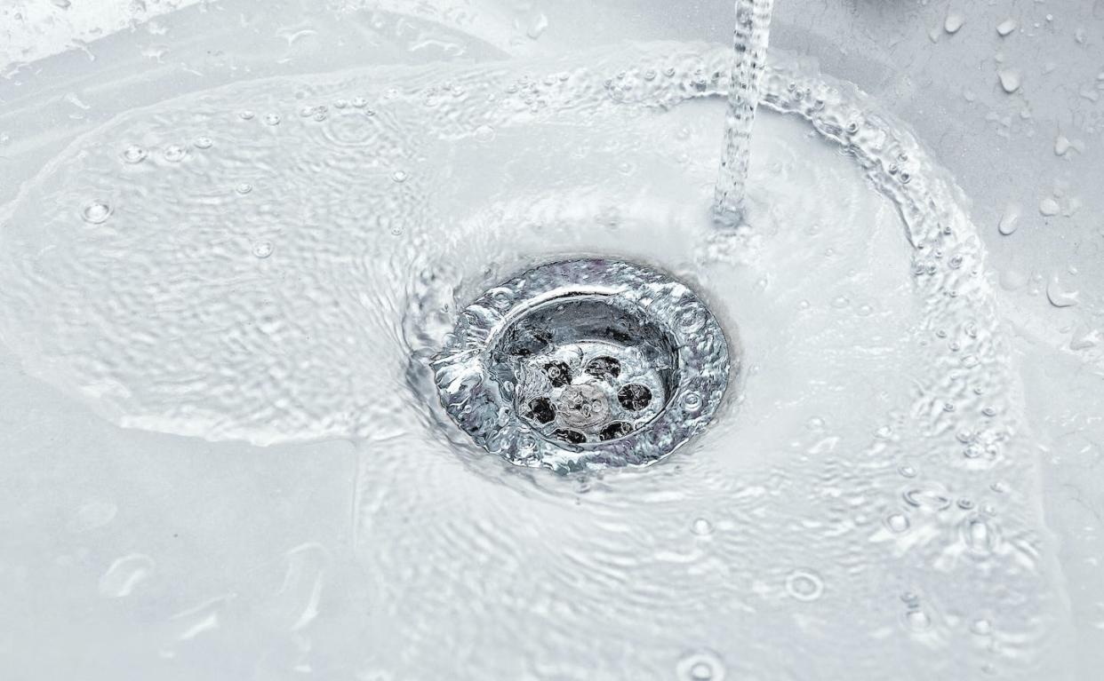 The idea that the Coriolis force influences how water drains frequently appears in popular culture and urban legends. <a href="https://www.shutterstock.com/es/image-photo/jet-water-flows-into-sink-concept-1399159301" rel="nofollow noopener" target="_blank" data-ylk="slk:frantic00 / Shutterstock;elm:context_link;itc:0;sec:content-canvas" class="link ">frantic00 / Shutterstock</a>