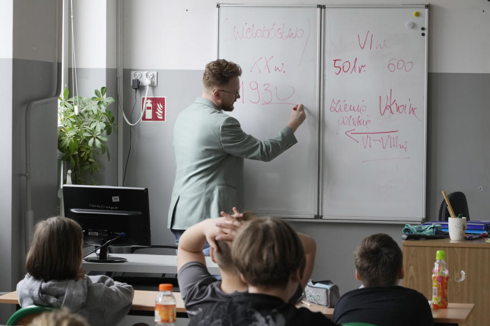 Arkadiusz Korporowicz teaches history to 5th grade children at Primary School number 223 in Warsaw, Poland, Wednesday April 3, 2024. Poland's government has ordered strict limits on the amount of homework that teachers can impose on the lower grades, starting in April. in Warsaw, Poland, Wednesday April 3, 2024. (AP Photo/Czarek Sokolowski)