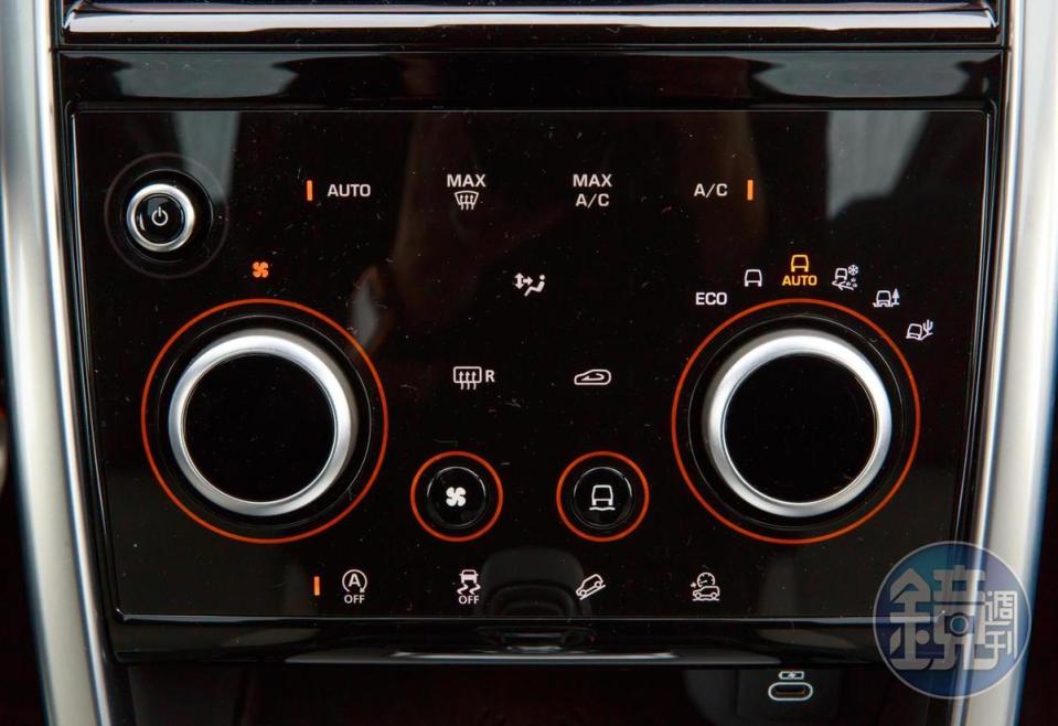 空調與駕駛模式共用操作介面的設計，讓中控面板更為簡潔。